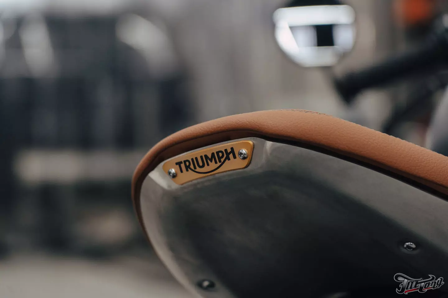 Поработали над выхлопной системой Triumph Bonneville Bobber 1200 и перешили на него сиденье